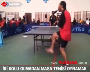 Kolları olmadan masa tenisi oynuyor
