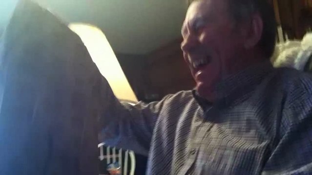 Réaction d'un Papa qui reçoit un ticket pour un match à Noël