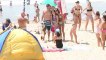 Kellan Lutz s'amuse avec Sharni Vinson à la plage