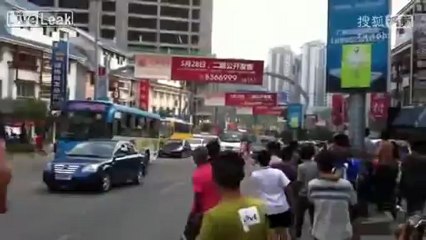 Ces deux buffles se battent en pleine rue au milieu des embouteillages