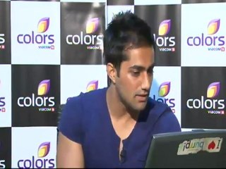 Vishal is waiting for Sana to come out! 26th Dec 2012