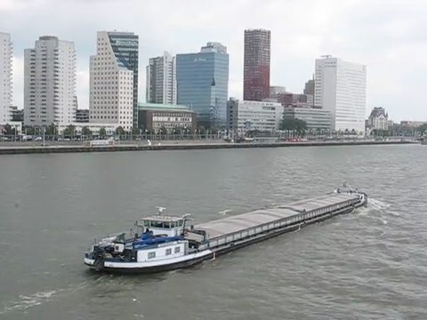 Rotterdam, Pays-Bas : bateau et gratte ciel