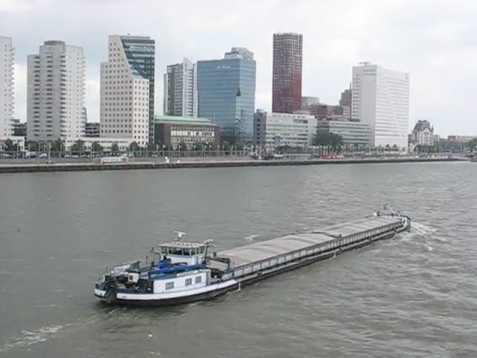 Rotterdam, Pays-Bas : bateau et gratte ciel