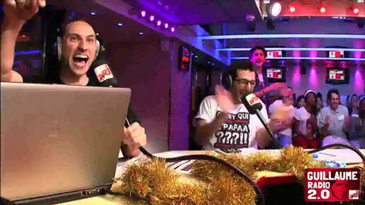 Guillaume appelle le père Noel en direct et demande un cadeau chelou!
