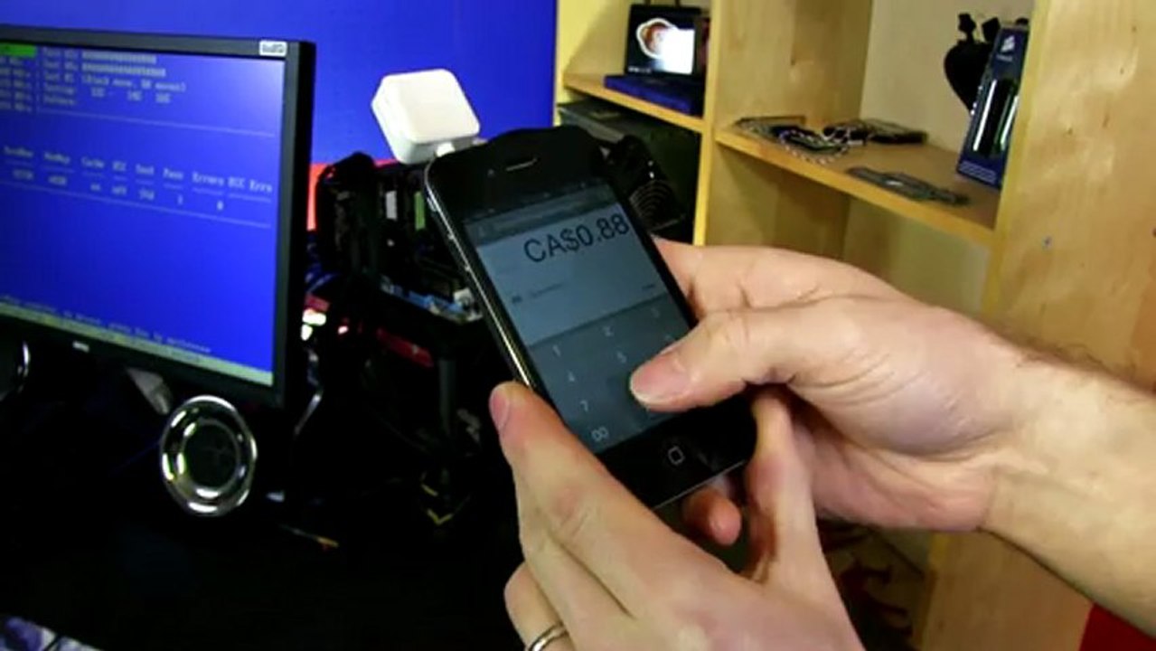 Square Credit Card iPhone Android Dongle Unboxing & First Look Linus Tech Tips