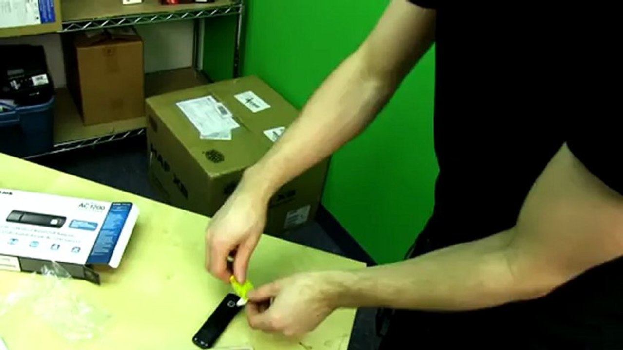 D-Link DWA-182 Wireless AC 1200Mbps Wireless USB Adapter Unboxing & First Look Linus Tech Tips