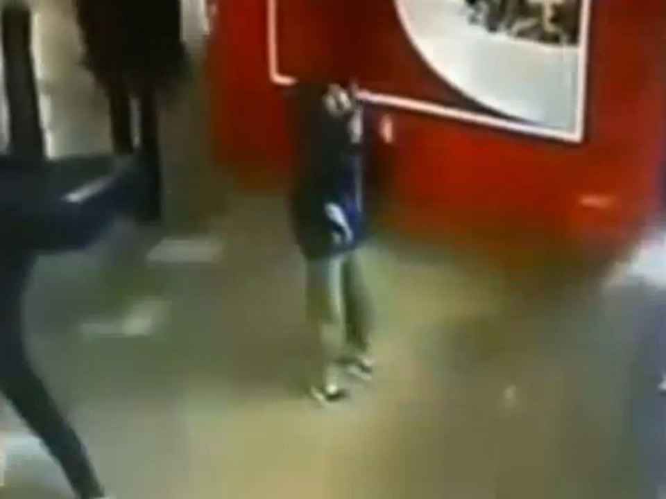 La spectaculaire explosion d'un aquarium de requins en Chine