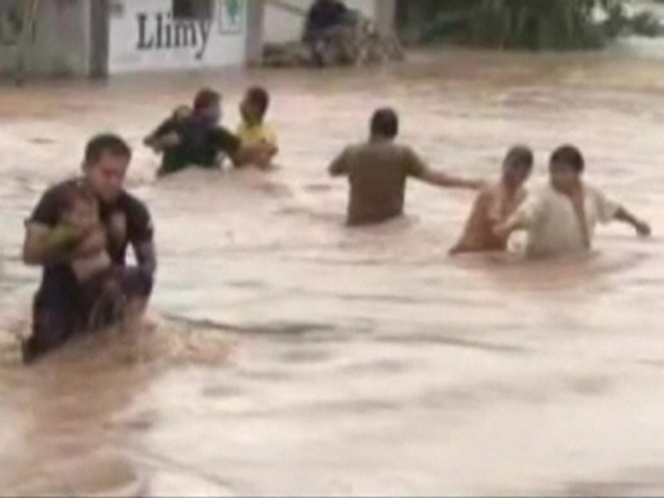 Flooding forces dramatic rescues in Peru