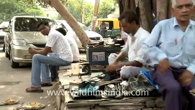 2480.Cobbler on the street.mov