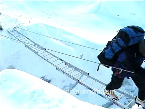 2507.Crossing a treacherous crevasse!.mov