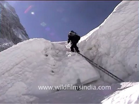 2509.Crevasse crossing, Khumbu, Everest.mov