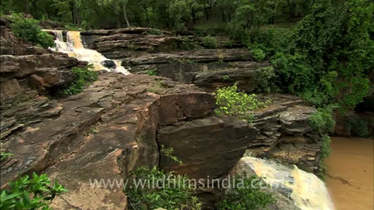 2527.Pandav Falls, Panna.mov