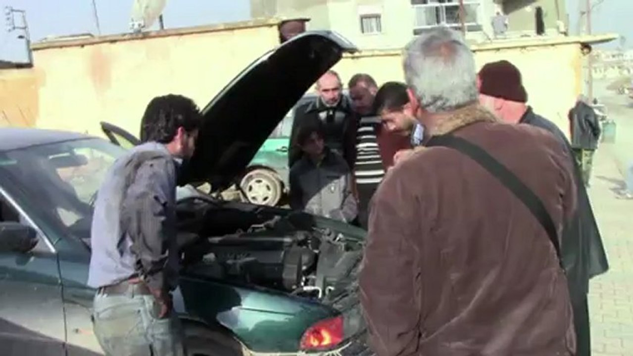 Syrie: à Azaz, le marché noir des voitures est florissant