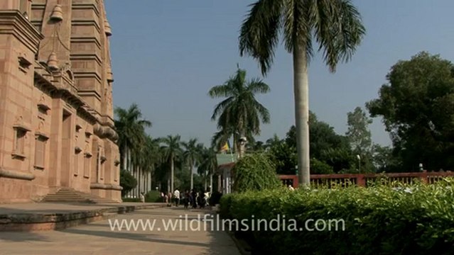 2587.Devotees atMulagandhakuti vihara buddhist temple, Sarnath.mov