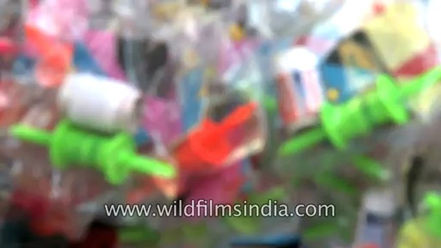 2588.Kite shop on the street in Lal Kuan, Old Delhi.mov