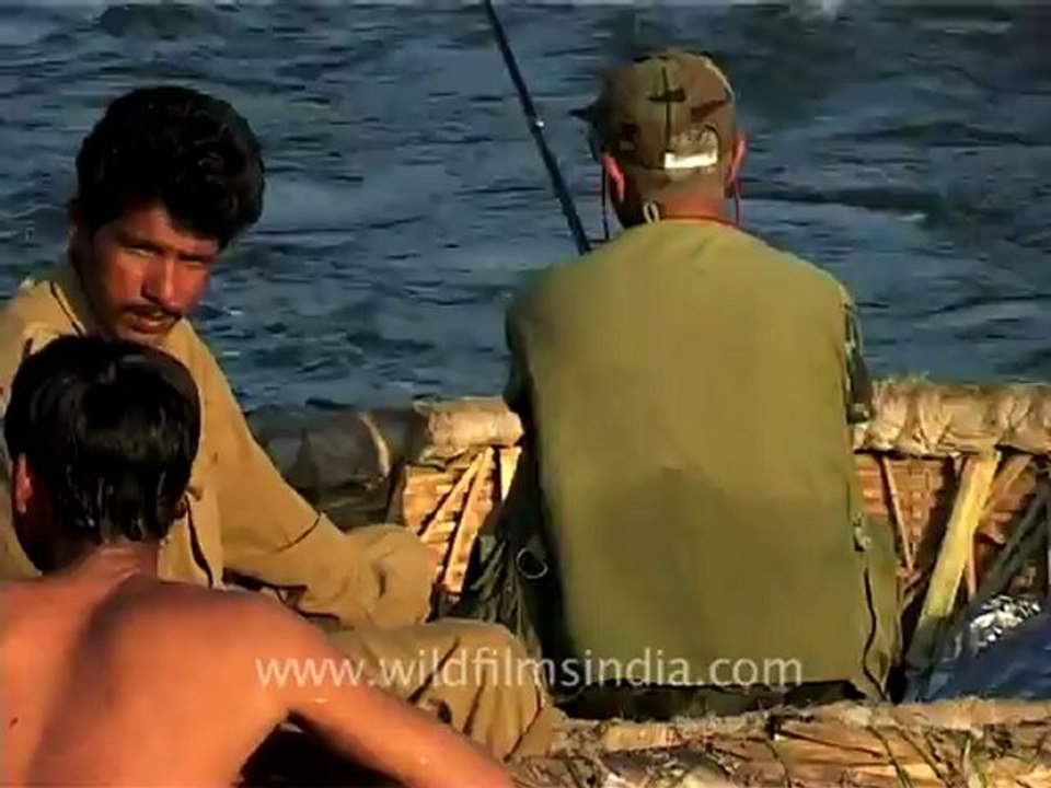 2614.Angling off a Coracle, Karnataka.mov