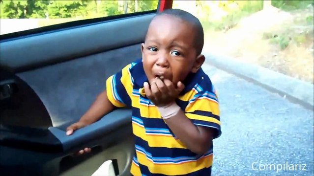 Enfants mange des bonbons acides pour la première fois