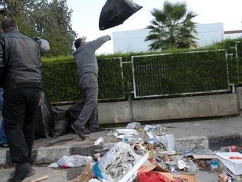 Aylardır maaş alamayan işçiler sokağa indi...