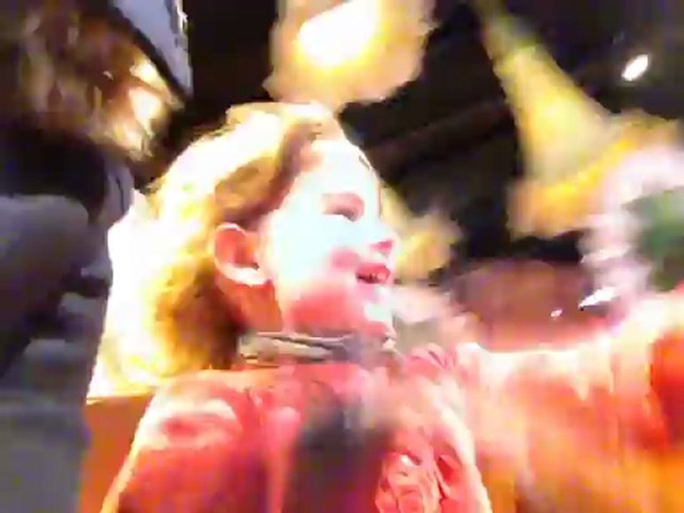 Zélie dans un manège qui fait peur