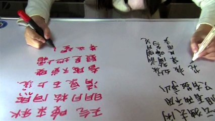 Femme ambidextre écrit deux langues en même temps