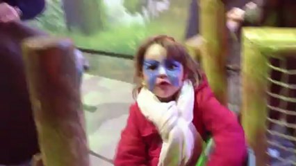 Alix descend le grand tobogan avec papa