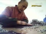 Un travailleur chinois glisse un appel à l'aide dans une boîte de décoration