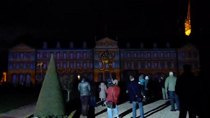 spectacle de fin d'année projeté sur la façade de l'hôtel de ville de Caen