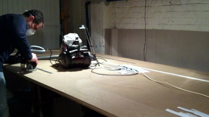 Défoncage piste en bois de slot racing.