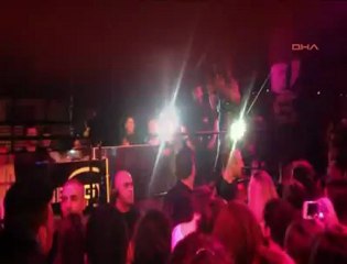 Demet Akalın Yuhalandı, Sahneyi Terk Etti