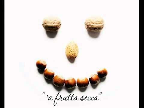 Napoli - Dico no ai botti pericolosi a Capodanno (frutta secca) (28.12.12)