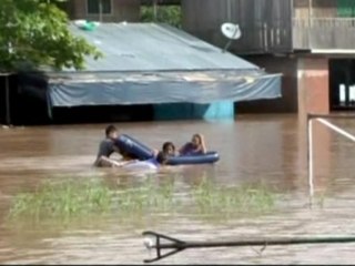 Hundreds flee Peru floods