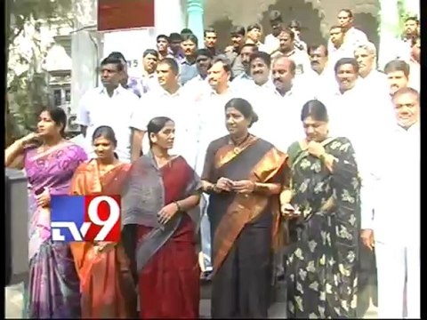 Paritala Sunita meets speaker Nadendla Manohar