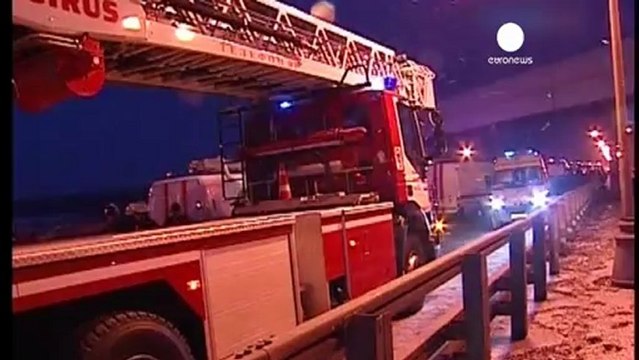 Vittime a Mosca: schianto aereo a pochi metri...