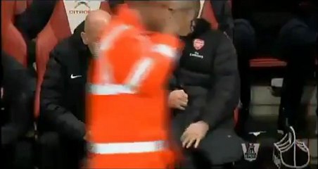 Ο Αρσέν Βενγκέρ δεν μπορεί να ανεβάσει το φερμουάρ του