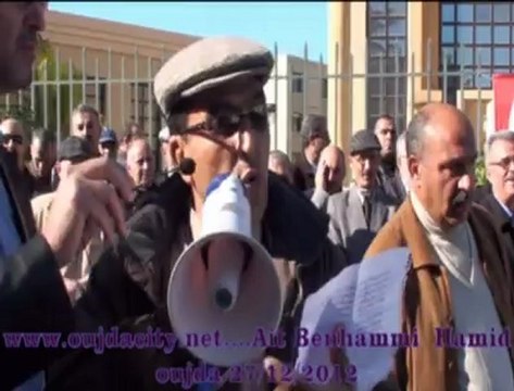 الاستاذ آيت بنحمي حميد في قصيدة شعرية تعبيرا عن معاناة مدير التربية والتعليم / خلال الوقفة الاحتجاجية بوجدة