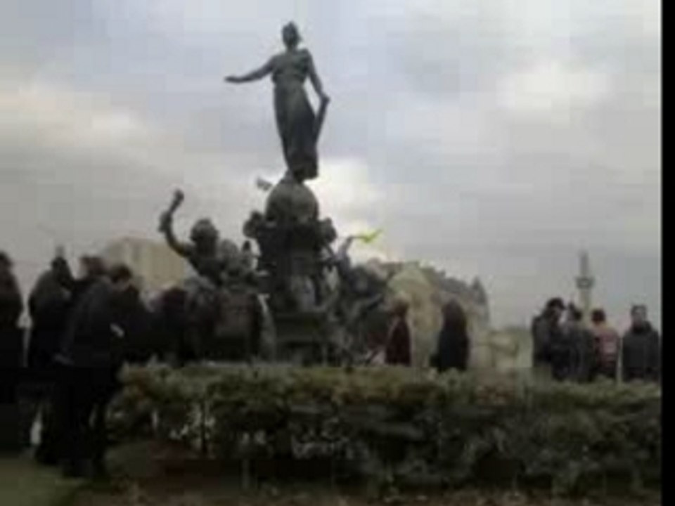 Manif statue