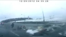 Le crash à l'aéroport de Moscou filmé depuis la route