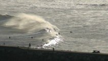 Surf Silvestre en Candás 31 de diciembre sobre olas