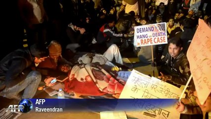 Viols en Inde: les étudiants protestent contre les autorités