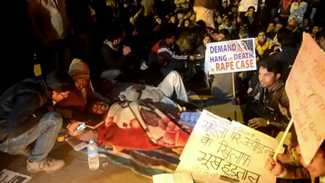 Protestos pela morte de jovem indiana estuprada se multiplicam