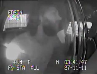 Un mec bourré arrêté se met à chanter pour contester