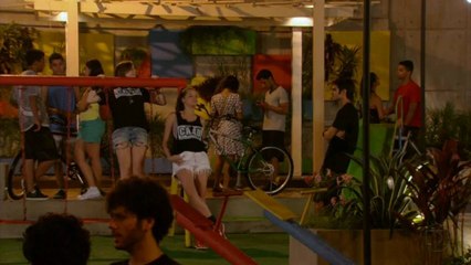 Lia se oferece para ajudar Gil a conquistar Ju