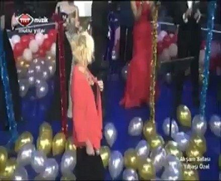 Ayşe Ekiz ~ Takvimlerden haberin yok mu geçiyor yıllar / Ela gözlerine kurban olduğum