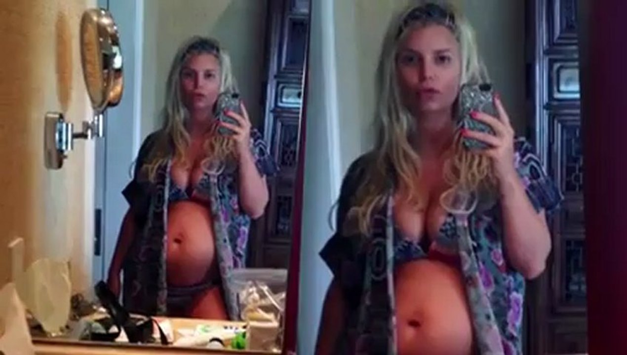 Jessica Simpson Shows Off Baby Bump