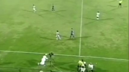 Le geste improbable et précis d'un caméraman !