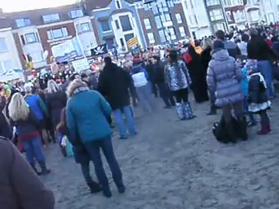 1 er janvier 2013plage de Malo les Bains bain du nouvel an dans la mer du  nord par Les Givrés
