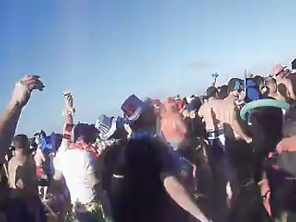 Les Givrés s'élancent dans la  Mer du Nord pour le traditionnel bain du nouvel an le 1 er janvier 2013