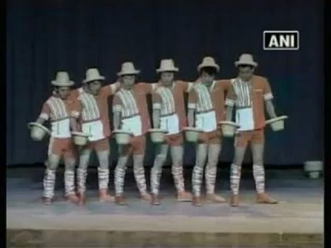 Chinese acrobats enthrall audiences at New Delhi.mp4