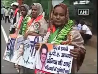 Congress congratulates Sonia on her re-election as party prez.mp4