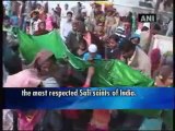 Devotees of different faiths visit Hazrat Abdullah's dargah in Agra.mp4